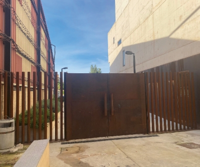 Cerramiento y puerta corredera en acero Corten